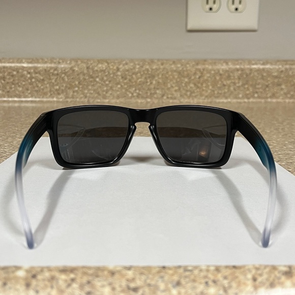 Oakley Holbrook sunglasses model 009102 – K155
Good condition. - Picture 4 of 15
